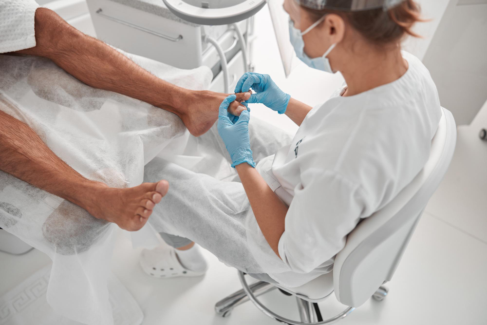 https://nailsurgeryclinic.ie/wp-content/uploads/2023/08/master-blue-gloves-checks-nails-man-before-procedure-beauty-salon.jpg